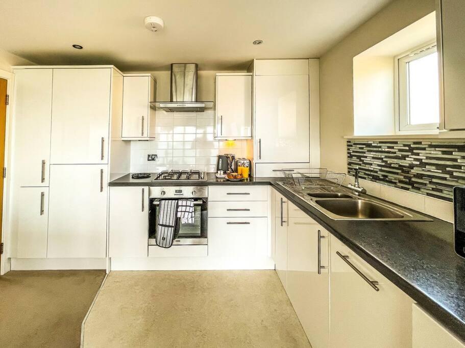 Soho Beach Apartment With Fabulous Sea View And 2 Minutes To The Beach With Free Parking And Netflix Борнмът Екстериор снимка