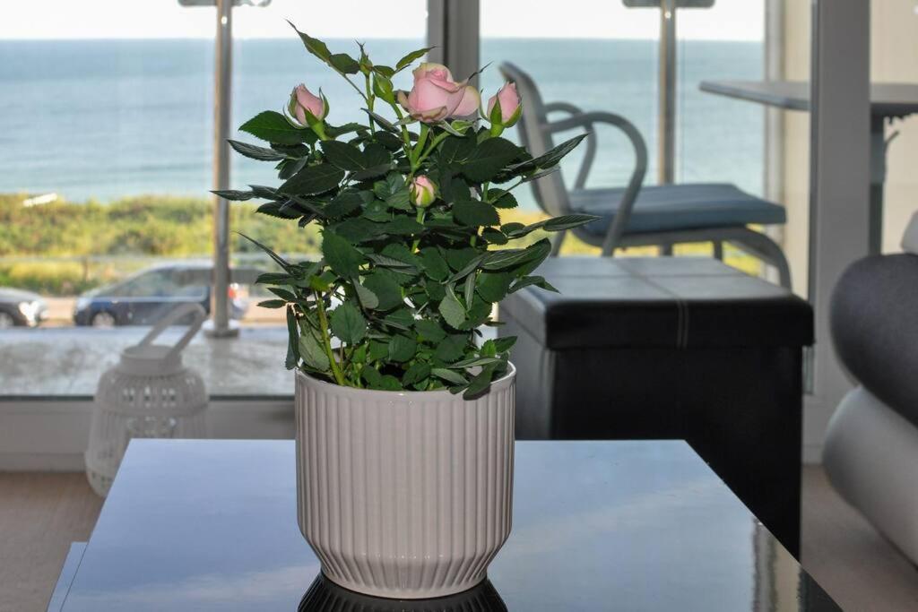 Soho Beach Apartment With Fabulous Sea View And 2 Minutes To The Beach With Free Parking And Netflix Борнмът Екстериор снимка